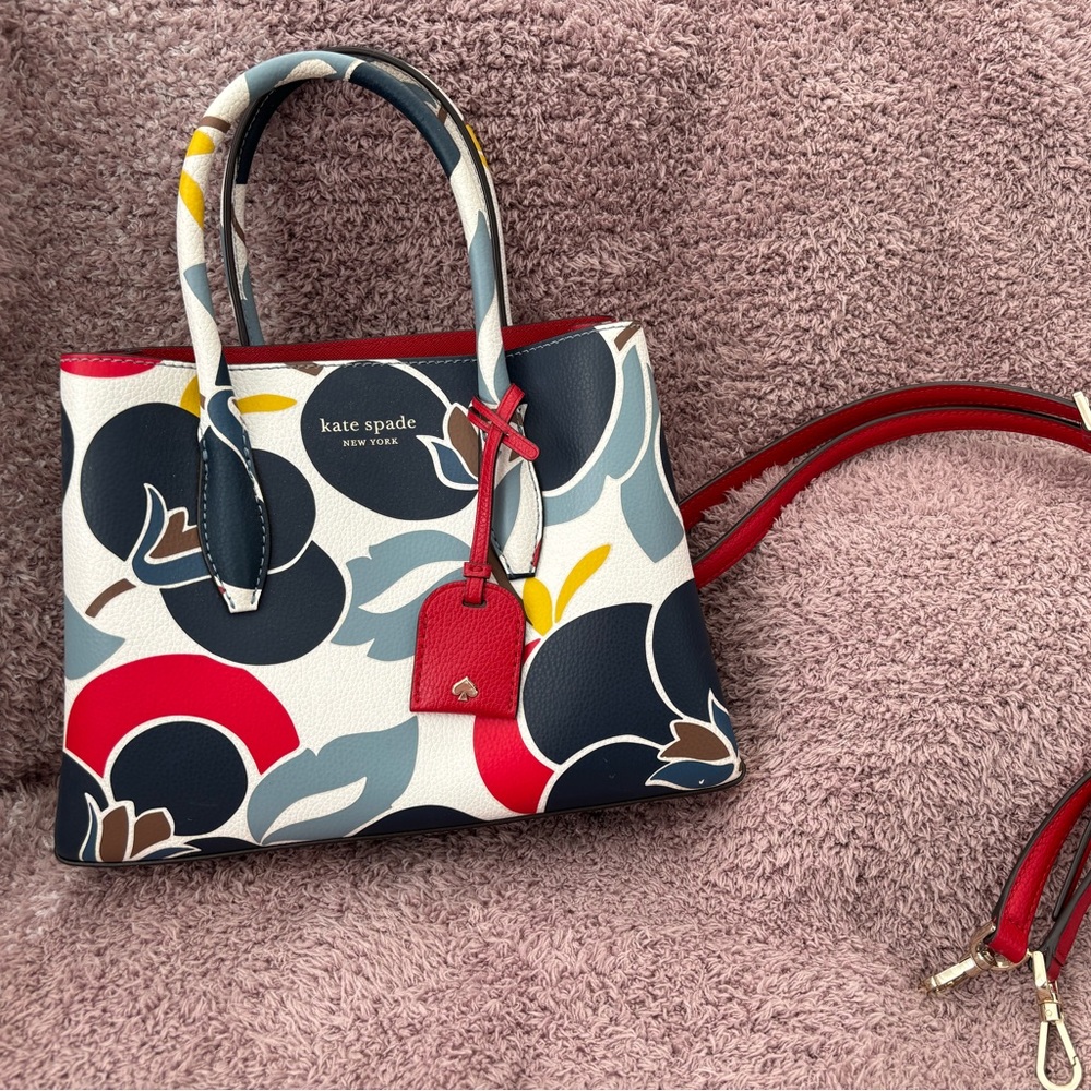 Kate Spade New York
EVA BREEZY FLORAL SMALL SATCHEL